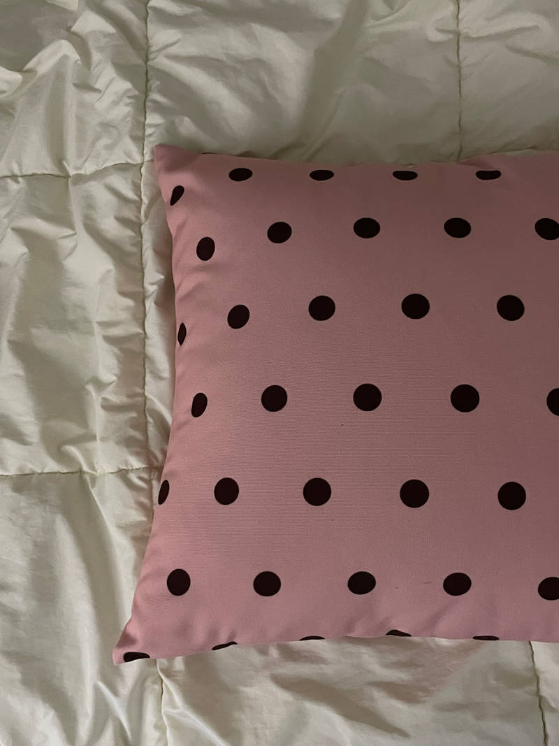 Canvas Modern Cushion (L) Purchased L(19.7 x 19.7 inch) 제작 후기 This is the most satisfying and beloved fabric product I've bought this year..! It's a canvas cushion, so it's sturdy, and I was worried that the basic color and the png file would show, but the printing turned out really well. This cushion has changed the interior of my house. ㅜㅜ It's really well made ✨ Don't spend a lot of money and have it made at Maple. The quality is good, it's cost-effective, and I can make it exactly what I want!!! This is a review written after actually using the product I received as part of the Maple Supporters activity.- 마플 리얼 후기