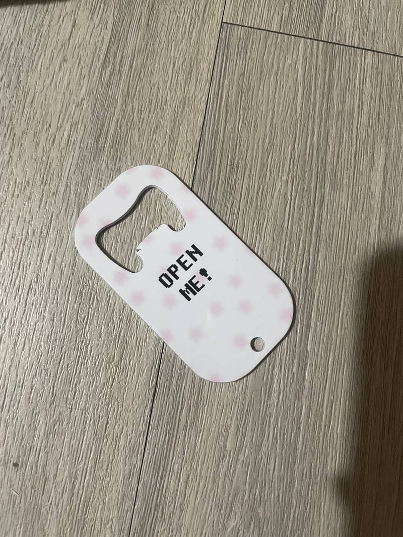 Bottle Opener Purchased 2x3 제작 후기 These days, I'm a single person who wants even a pretty bottle opener.. ㅋㅋ Since I only had a bottle opener from a pub, I made a pretty one. I made it in Photoshop in 5 minutes and put it on. Doesn't it look pretty..? I'm using it so much, and it's thin so it's easy to store, and it's good to hang on a hook or something. I really recommend it!!!! This is a review written after actually using the product I received as part of the Maple Supporters activity.- 마플 리얼 후기