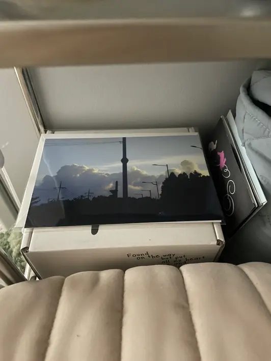 Big Postcard + Envelope (Horizontal) Purchased 6.9 x 4.5 inch 제작 후기 I made a lot of these with photos I took while I was in Jeju Island, and I liked the large size, and the printing went well with both the color and image quality ㅎㅎ Postcards are the easiest to make (they're all easy, but this is the best) and the least burdensome! They're also the most practical, so if this is your first time making goods, I highly recommend this big postcard envelope set!!! I really like them, and they look pretty no matter where you put them!!! I recommend them for home decoration and as gifts🤍✌️ . 
. 
This is a review written after actually using the product that was provided as part of the Maple Supporters activity. - 마플 리얼 후기 