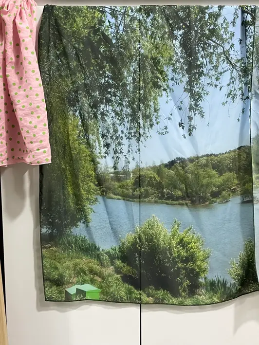 Chiffon Shelf Cover Purchased 28 x 39 제작 후기 These days, it's hard to find pretty fabric posters, and they're all similar in design and very expensive, so I was worried and thought it would be nice to make one with a photo I took! So I made it. The transparency is just right and the image quality doesn't break too much! It's pretty even if you just put it here and there. It's good for covering up unsightly spots, and it becomes an interior design in itself when hung on the wall, so it's useful~ 
This is a review written after actually using the product that was provided as part of the Maple Supporters activity. - 마플 리얼 후기 
