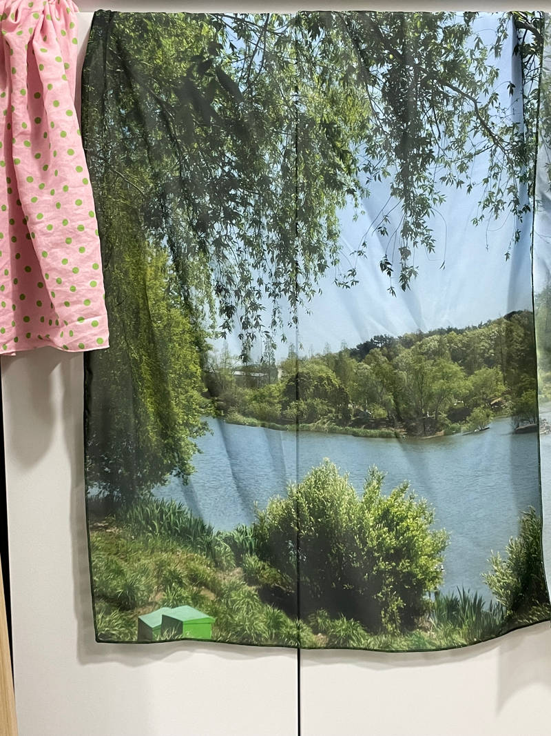 Chiffon Shelf Cover Purchased 28 x 39 제작 후기 These days, it's hard to find pretty fabric posters, and they're all similar in design and very expensive, so I was worried and thought it would be nice to make one with a photo I took! So I made it. The transparency is just right and the image quality doesn't break too much! It's pretty even if you just put it here and there. It's good for covering up unsightly spots, and it becomes an interior design in itself when hung on the wall, so it's useful~ 
This is a review written after actually using the product that was provided as part of the Maple Supporters activity.- 마플 리얼 후기