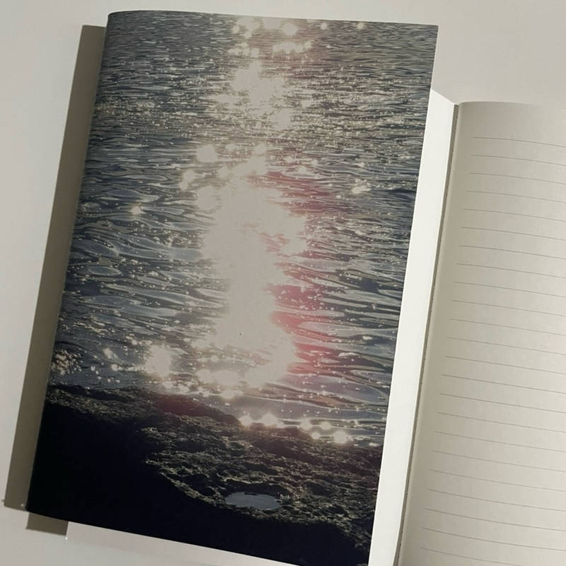 Sewn Binding Lined Notebook (4.7x7.1inch) Purchased 4.7 x 7.1 in 제작 후기 This is a lined notebook that can be printed on the front and back with photos of the sea! The printing came out well, the colors are pretty, and the notebook size is just right. I like it. The lines inside are clear and sturdy, so I think I'll be able to use it well~! The paper is also thick! It doesn't show through very well. I'm satisfied! 
. 
. 
This is a review written after actually using the product that was provided as part of the Maple Supporters activity.- 마플 리얼 후기
