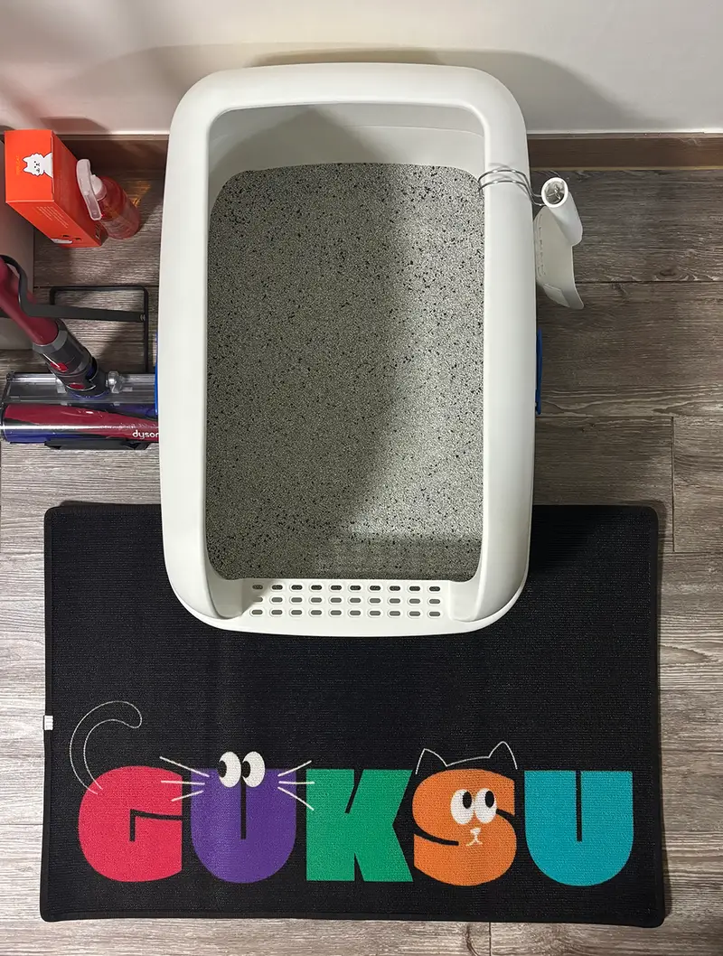 ポリ玄関マット(90X60) 90 x 60cm 購入 제작 후기 もともと用途は発売ですが、私の家の猫トイレマットで注文しました！

猫があまりにもきれいで、トイレから出てきたときに来た部屋に砂を振りかけます。
トイレの前のマットサイズが大きいので、砂漠化防止には本当に良いです:)

マットの上に落ちた砂は製品を軽く振るだけですぐに除去され、
枠にウェビングで仕上げられていてとても丈夫ですよ！
黒の背景に色がたくさん入ったデザインも鮮明でスッキリよくプリントされて大満足です><

※スタッフが実際の使用後に作成したレビューです。 - 마플 리얼 후기