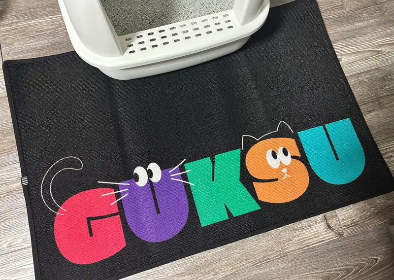 ポリ玄関マット(90X60) 90 x 60cm 購入 제작 후기 もともと用途は発売ですが、私の家の猫トイレマットで注文しました！

猫があまりにもきれいで、トイレから出てきたときに来た部屋に砂を振りかけます。
トイレの前のマットサイズが大きいので、砂漠化防止には本当に良いです:)

マットの上に落ちた砂は製品を軽く振るだけですぐに除去され、
枠にウェビングで仕上げられていてとても丈夫ですよ！
黒の背景に色がたくさん入ったデザインも鮮明でスッキリよくプリントされて大満足です><

※スタッフが実際の使用後に作成したレビューです。 - 마플 리얼 후기
