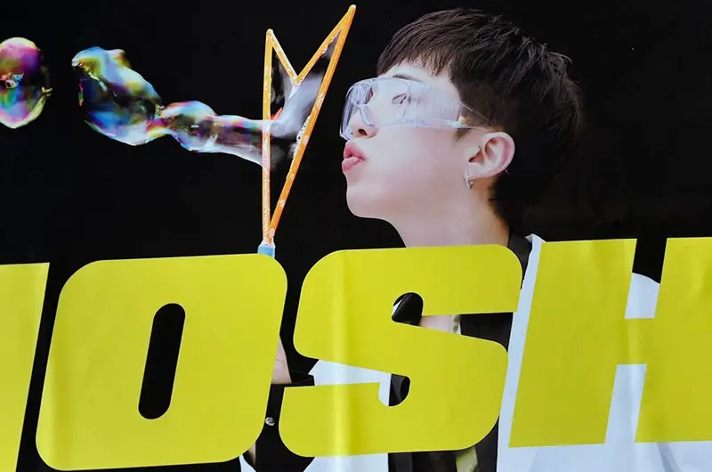 Wide Slogan (Horizontal) Purchased 35.4 x 15.7 inch 제작 후기 I only put one letter on a photo, but it's so pretty! :) 
I was worried that the background color would not match the image because it was dark, but it was a needless worry. I'm so satisfied when I actually received it. 
It has to fit in my bag to carry it to the concert hall, but I like the material because it's neat and wrinkle-free even after folding and unfolding it several times. 
The finish is also solid, so I don't have to worry about it coming loose! It's also very light, so I don't feel burdened even if I hold it for 3-4 hours >< 
I think it'll be useful for this fan meeting! (This is a review written by an employee after actually using it.)- 마플 리얼 후기