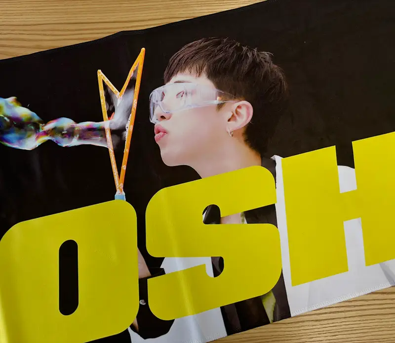 Wide Slogan (Horizontal) Purchased 35.4 x 15.7 inch 제작 후기 I only put one letter on a photo, but it's so pretty! :) 
I was worried that the background color would not match the image because it was dark, but it was a needless worry. I'm so satisfied when I actually received it. 
It has to fit in my bag to carry it to the concert hall, but I like the material because it's neat and wrinkle-free even after folding and unfolding it several times. 
The finish is also solid, so I don't have to worry about it coming loose! It's also very light, so I don't feel burdened even if I hold it for 3-4 hours >< 
I think it'll be useful for this fan meeting! (This is a review written by an employee after actually using it.)- 마플 리얼 후기