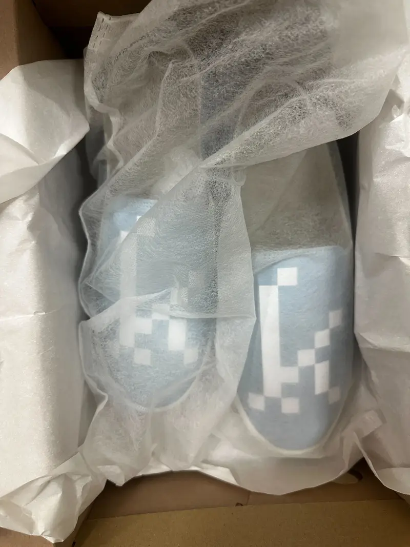 Custom Slip-ons (M) Purchased M7 / W8.5 제작 후기 I designed this using my mom's initials to give to her as a gift. ㅎㅎ I always wanted to give a product I designed to a special person, and I'm so happy and amazed that it can be made into a product so easily!! I was worried that the pastel-toned design would print blurry, but it was printed neatly and beautifully without any blurriness, so I think it really became a special gift that is one of a kind in the world. ㅎㅎ The quality of the shoes themselves is also great. The outsole is sturdy and comfortable to wear, so I think I'll wear them a lot! Above all, my mom, who received the gift, really liked it, saying that it was easy to put on and take off and that it was pretty, so I think she'd wear it a lot, so I'm very satisfied ^_^ *This is a review written by an employee after actual use.- 마플 리얼 후기