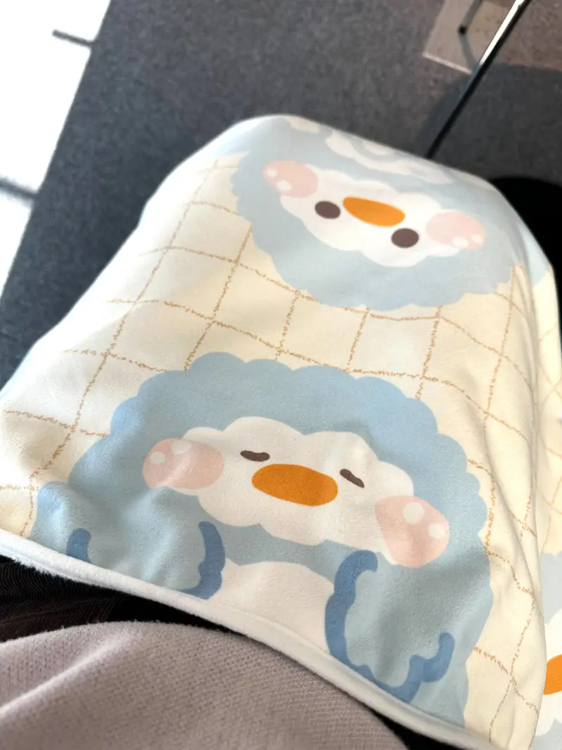 가로 극세사 담요 (M) 100 x 70cm 구매 제작 후기 도톰따땃 너무너무 포근하고 좋아요 ㅎㅎ
도안의 색감이 파스텔 톤이여서 탁하게 나오진 않을까 살짝 걱정했는데 너무너무 선명하고 깔끔하게 잘 나왔어요 ㅎㅎ 인쇄면도 부들부들하고 안쪽의 털은 극강의 부들함… 진짜 따뜻해서 회사에서 덮고있기에 딱이에용 ㅠ.ㅠ!! 일주일 써보았는데 보풀이 일어나는 재질도 아니고 때가 잘탈 것 같은 재질도 아니여서 오래오래 예쁘게 잘 쓸 수 있을 것 같아요 >_< 너무 만족스럽습니당 ㅎㅎ
* 직원이 실제 사용 후 작성한 리뷰입니다.- 마플 리얼 후기