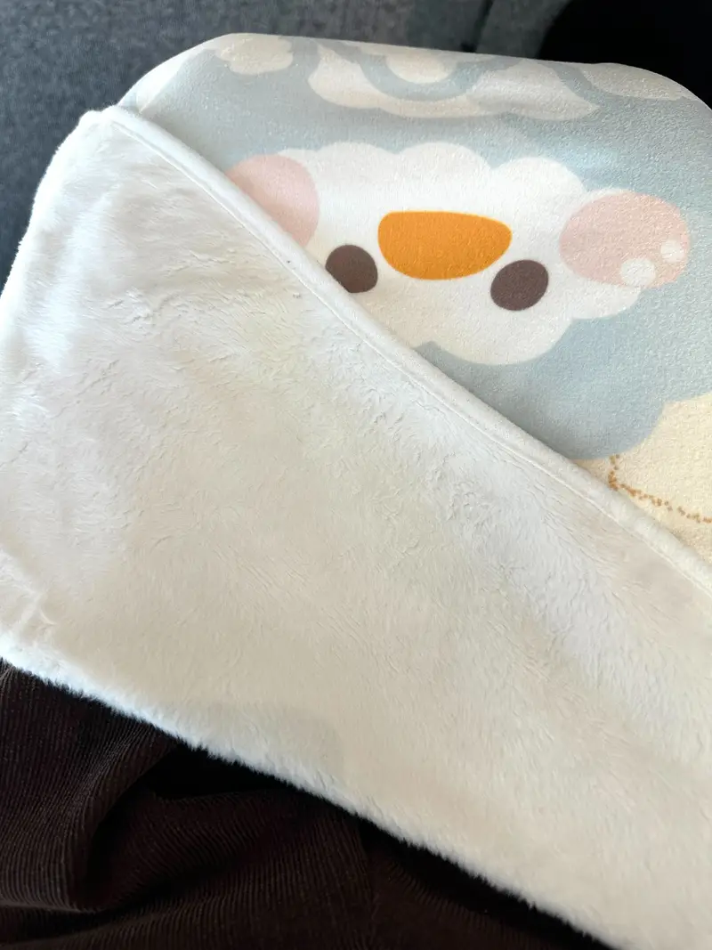가로 극세사 담요 (M) 100 x 70cm 구매 제작 후기 도톰따땃 너무너무 포근하고 좋아요 ㅎㅎ
도안의 색감이 파스텔 톤이여서 탁하게 나오진 않을까 살짝 걱정했는데 너무너무 선명하고 깔끔하게 잘 나왔어요 ㅎㅎ 인쇄면도 부들부들하고 안쪽의 털은 극강의 부들함… 진짜 따뜻해서 회사에서 덮고있기에 딱이에용 ㅠ.ㅠ!! 일주일 써보았는데 보풀이 일어나는 재질도 아니고 때가 잘탈 것 같은 재질도 아니여서 오래오래 예쁘게 잘 쓸 수 있을 것 같아요 >_< 너무 만족스럽습니당 ㅎㅎ
* 직원이 실제 사용 후 작성한 리뷰입니다.- 마플 리얼 후기