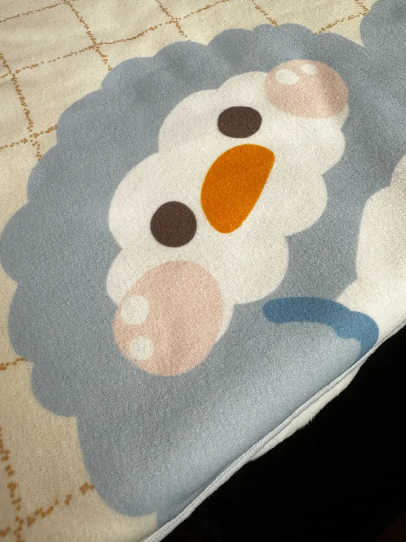 가로 극세사 담요 (M) 100 x 70cm 구매 제작 후기 도톰따땃 너무너무 포근하고 좋아요 ㅎㅎ
도안의 색감이 파스텔 톤이여서 탁하게 나오진 않을까 살짝 걱정했는데 너무너무 선명하고 깔끔하게 잘 나왔어요 ㅎㅎ 인쇄면도 부들부들하고 안쪽의 털은 극강의 부들함… 진짜 따뜻해서 회사에서 덮고있기에 딱이에용 ㅠ.ㅠ!! 일주일 써보았는데 보풀이 일어나는 재질도 아니고 때가 잘탈 것 같은 재질도 아니여서 오래오래 예쁘게 잘 쓸 수 있을 것 같아요 >_< 너무 만족스럽습니당 ㅎㅎ
* 직원이 실제 사용 후 작성한 리뷰입니다.- 마플 리얼 후기