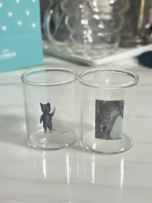 내열 소주잔 (45ml) 45 ml 구매 제작 후기 그림을 그리는 친구가 있어서 친구의 그림을 소주잔에 인쇄해보았어요 ㅎㅎㅎ 벡터화 된 이미지가 아닌 스캔된 그림이라 잘 인쇄가 될까 걱정됐는데 너무 깔끔하게 잘 인쇄가 되어서 너무 좋아요 > < !! 소주잔 자체도 아주 가벼워서 술이 술술 잘 들어갈 것 같아용 무엇보다 친구가 너무 좋아해줘서 기쁘네요 !! 포장도 뽁뽁이에 잘 포장되어서 박스에 한번, 택배박스에 한번 섬세하게 배송되어져와서 언박싱 경험도 좋았답니당 ㅎㅎ 친구 집들이를 가게되거나, 특별한 선물이 필요할 때 완전 찰떡콩떡 아이템인 것 같아용!!
*직원이 실제 사용 후 작성한 리뷰입니다. - 마플 리얼 후기