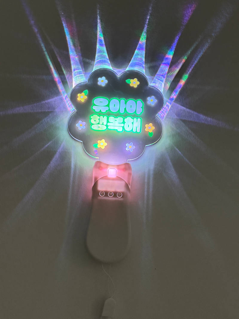 Four-leaf Clover LED Light Stick (Hand Stick) Purchased 3.9 x 8 inch 제작 후기 I wanted to give my nephew a special gift, so I customized a cheering stick with the phrase, “Yu-ah, be happy.” 
The cheering stick itself is not a common item, so it was a gift that made the giver feel good! ✨ 
Above all, the custom printing quality was much better than I thought. The phrase was printed clearly and neatly, so it was perfect as a gift, and the colors were so pretty. 
The production was also quick, so I felt good from start to finish. 👏 
The product itself is light, so it’s easy for a child to carry, and it comes with a strap that can be worn on the wrist, so it looks practical. 

Above all, the LED color changes in various ways, so I think my nephew will really like it! The lights are so pretty, and they shine especially brighter in the dark. 🌈 
It’s a product full of emotion that’s perfect for expressing your “cheering heart.” I want to give it to someone special again next time! 

* This is a review written by an employee after actual use.- 마플 리얼 후기
