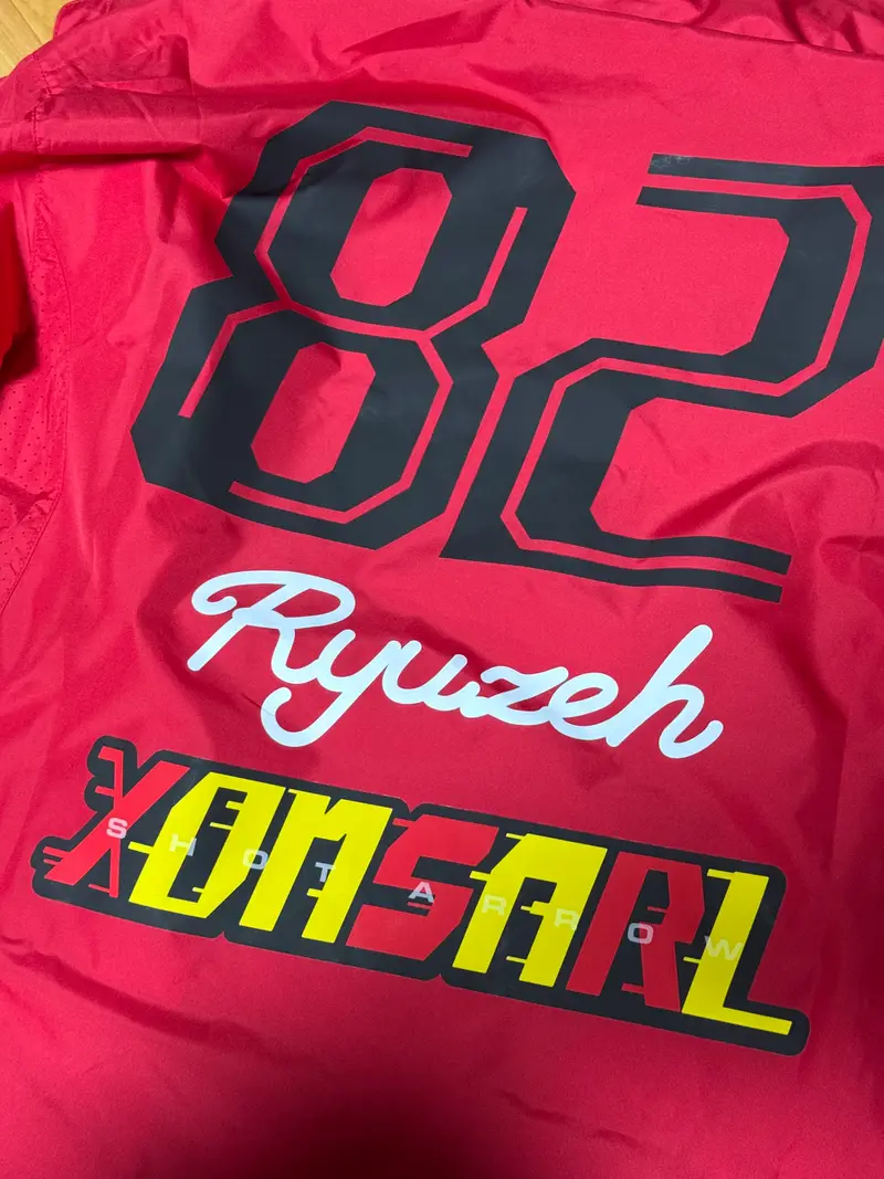 초경량 바람막이 자켓 3XL 구매 제작 후기 빠른 제작, 훌륭한 인쇄 품질이 마음에 드네요.
제작 전 테두리에 원단과 같은 색의 염료가 깔려있을거라는 안내를 받았는데 거의 거슬리지 않을 정도라 더욱 만족스럽습니다.
다만 사이즈가 좀 작게 나오니 실측 확인 필요합니다.
평소 105입는데 3XL 주문하니 딱 맞습니다- 마플 리얼 후기