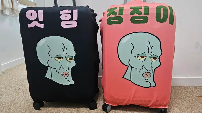 Personalized Spandex Travel Luggage Cover  Purchased L 제작 후기 The carrier is white and I ordered it to use with a friend. 
When a foreigner saw the carrier in Japan, he said it was Spongebob lol 
I love that the carrier is clean even after traveling. 
The delivery was fast and I'm very satisfied!!!! - 마플 리얼 후기 