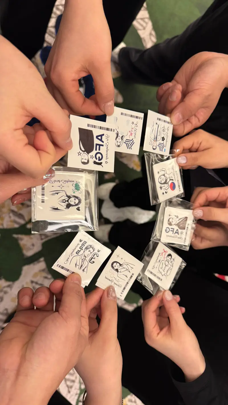 Tattoo sticker (2x2) (4 pieces) Purchased 2 x 2 inch 제작 후기 I'm going to Thailand to play and I wanted to give it to my coworkers. 
I used AI to turn the photo into a tattoo sticker. 
Everyone loved it. 
Scissors are a must, so bring scissors.- 마플 리얼 후기