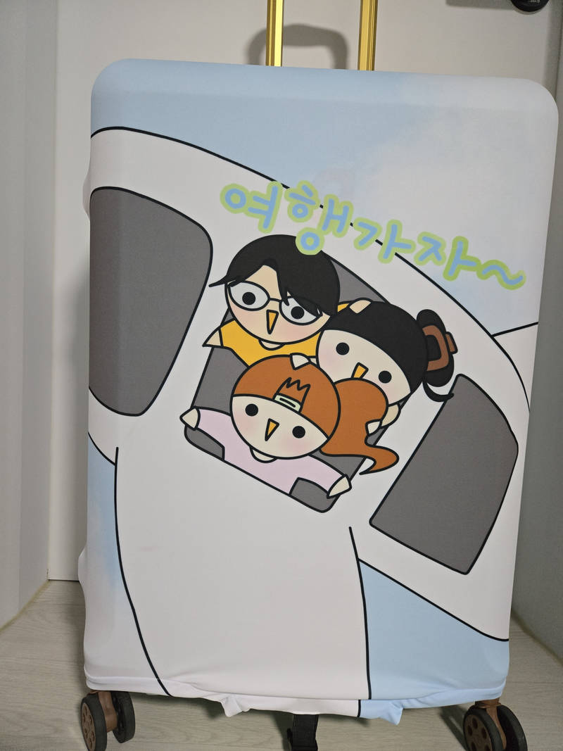 Personalized Spandex Travel Luggage Cover  Purchased L 제작 후기 Family character made by my daughter~~ Our bag that catches the eye wherever you go, easy to find^^ 
I was upset that it came back as a mess in the cargo hold~ But if it's pretty, it's a jackpot~~^^- 마플 리얼 후기