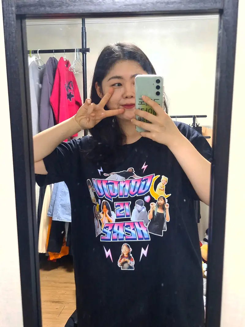 Gildan Softstyle 63000 Adult T-Shirt Purchased XL / L 제작 후기 Oh my, I was worried because I wanted to wear bright colors, but the printing is amazing ㅋㅋㅋㅋㅋ ㅠㅠ 
I was in charge of the design and everything because I was going to wear it with my friends, and it turned out so well, unlike what I was worried about! 
I like the thin and light feeling, so I think I chose 30 counts well ㅎㅎ But I think I need to be careful about washing it. Since it's thin, I think the neck area will stretch a lot..ㅎ 
I'm size 77, and I wore 2XL for a pretty oversized fit that doesn't look bulky! 
Size 44 L for a moderate oversized fit / Size 55 L for a loose, regular fit / XL for a moderate oversized fit - 마플 리얼 후기 