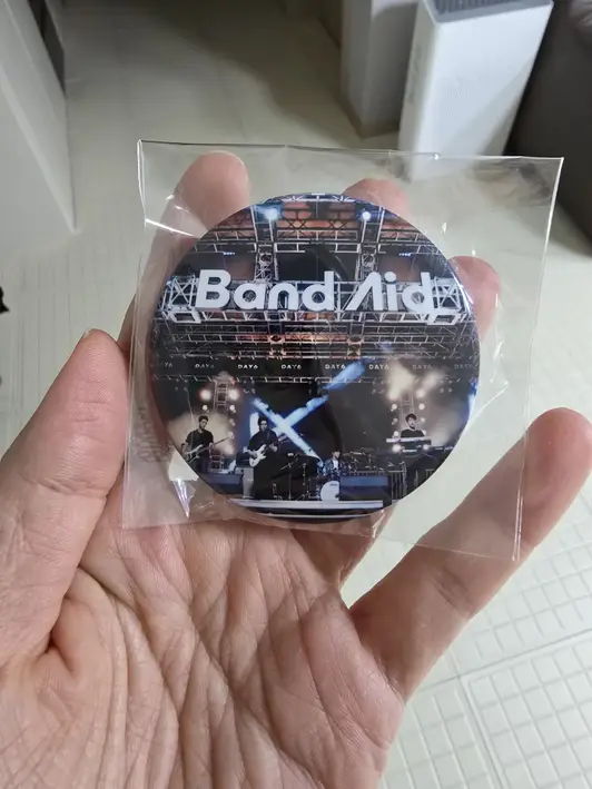 Button Pins Purchased 2.3 inch 제작 후기 This is my first time ordering pin buttons. 
The size is good and they are clear and I am very satisfied.^^ 
I ordered several, but I was happy that they were individually wrapped in plastic. - 마플 리얼 후기 