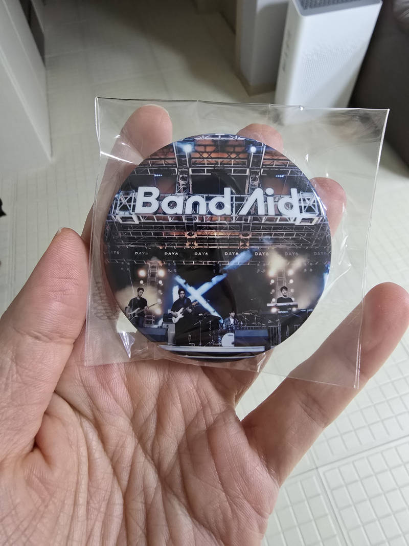 Button Pins Purchased 2.3 inch 제작 후기 This is my first time ordering pin buttons. 
The size is good and they are clear and I am very satisfied.^^ 
I ordered several, but I was happy that they were individually wrapped in plastic.- 마플 리얼 후기