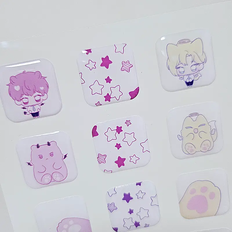 사각 에폭시 스티커 20 x 20 mm 구매 제작 후기 에폭시 스티커!! 마플에 출시됐다는 소식 듣고 바로 제작 해봤는데 너무너무 만족스럽게 잘 나왔습니다ㅎㅎ 직접 그린 그림으로 귀여운 스티커를 만들고 싶었는데 예상대로 에폭시라 뽀용뽀용한 느낌이 너무 귀엽고 크기도 적당해서 꾸밀때 쓰기 좋아요! 젤리케이스 뒷면에 붙여봤는데 단단하게 잘 붙어있어서 떨어질 걱정없이 사용중입니다ㅎㅎ 이런 종류의 스티커는 접착력이 안좋은 경우가 많은데 이건 진짜 짱짱하게 잘 붙어있어요! 또 1장에 15개나 있어서 핸드폰 꾸미고 남은 스티커는 다이어리랑 파우치에 붙였는데 너무 귀엽고 잘 어울려서 대만족 중이에요!! 그리고 제작 당시 디자인 관련해서 전화주셨는데 친절하게 잘 알려주시고 안내해주셔서 안심하고 만들었어요! 예쁘게 만들어주셔서 감사합니다! * 직원이 실제 사용 후 작성한 리뷰입니다.- 마플 리얼 후기