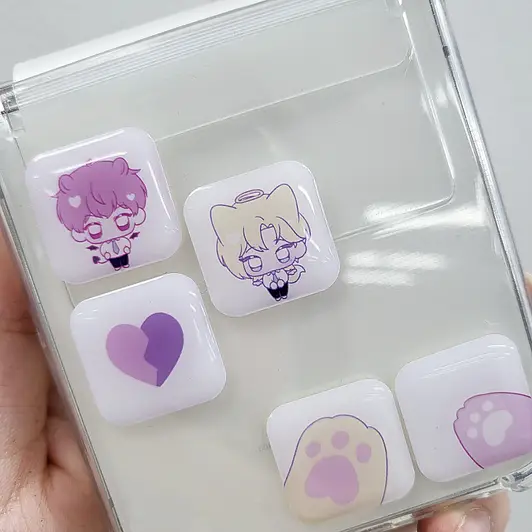 사각 에폭시 스티커 20 x 20 mm 구매 제작 후기 에폭시 스티커!! 마플에 출시됐다는 소식 듣고 바로 제작 해봤는데 너무너무 만족스럽게 잘 나왔습니다ㅎㅎ 직접 그린 그림으로 귀여운 스티커를 만들고 싶었는데 예상대로 에폭시라 뽀용뽀용한 느낌이 너무 귀엽고 크기도 적당해서 꾸밀때 쓰기 좋아요! 젤리케이스 뒷면에 붙여봤는데 단단하게 잘 붙어있어서 떨어질 걱정없이 사용중입니다ㅎㅎ 이런 종류의 스티커는 접착력이 안좋은 경우가 많은데 이건 진짜 짱짱하게 잘 붙어있어요! 또 1장에 15개나 있어서 핸드폰 꾸미고 남은 스티커는 다이어리랑 파우치에 붙였는데 너무 귀엽고 잘 어울려서 대만족 중이에요!! 그리고 제작 당시 디자인 관련해서 전화주셨는데 친절하게 잘 알려주시고 안내해주셔서 안심하고 만들었어요! 예쁘게 만들어주셔서 감사합니다! * 직원이 실제 사용 후 작성한 리뷰입니다. - 마플 리얼 후기 