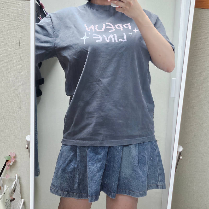 Pigment-Dyed Oversized T-Shirt Purchased S 제작 후기 I like the vintage feel, so I made this T-shirt. I made it with my favorite picture. It came out so cute! 
The color of the clothes is dark, so I put in bright letters and pictures, but the colors came out well, and especially the letters came out very clearly when I used the design tool on the site. 😍 

I also really like the size of the clothes! I usually wear size L because it's oversized, but I made it size M, and the shoulder line is moderately loose and the fit is really comfortable and nice. 😁 

It's solid and cool, so I think I can wear it all summer long, and since it has a vintage feel that's popular these days, it goes especially well with jeans and denim skirts. 

And I contacted them about the image, and they kindly guided me, so I could leave it with confidence! There are other colors besides charcoal, so I'm thinking about ordering more. 

If you're thinking about vintage and loose-fitting clothes, I highly recommend it 😘👍 

* This is a review written by an employee after actual use.- 마플 리얼 후기