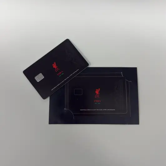 카드 스티커 S칩 (1+1) 6.4 x 9.5 cm 구매 제작 후기 매일 들고다니는 교통카드, 플레이트 디자인이 마음에 안들었는데 카드 스티커 하나로 너무너무 마음에 드는 최애 카드가 되었어요! 개인 소장용으로 카드지갑에 맞춰서 커스텀하고 제작했는데 상상한 그대로 제작되어서 너무 좋습니다! 

인쇄도 깔끔하고 칼선이 잘 들어가 있어서 처음 써보는데도 모서리만 잘 맞추면 쉽게 붙일 수 있더라구요. 텍스트 사이즈를 작게 넣었는데도 해상도가 선명하게 잘 뽑혀서 정말 마음에 들어요! 넉넉하게 1+1으로 구성되어 있어서 남은 스티커 하나는 또 다른 카드에 붙이려고 합니다!

뒷대지도 커스텀 할 수 있어서 배송을 받았을 때 나만의 카드를 받는 느낌이었습니다! 카드를 새로 발급받거나 소소하게 일상에서 기분전환을 하고 싶을 때면 카드 스티커 하나로 해결할 수 있을 것 같아요!! 다음에는 다른 컨셉으로 디자인해서 또 구매하려구요 강력 추천합니다!! * 직원이 실제 사용 후 작성한 리뷰입니다. - 마플 리얼 후기 