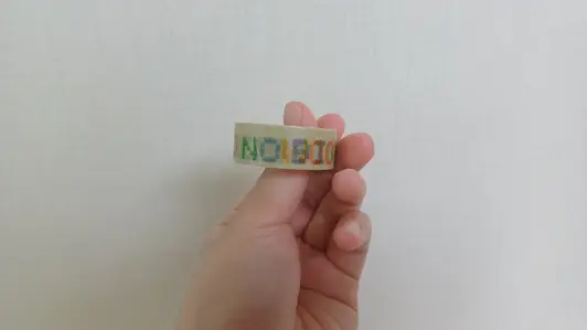마스킹 테이프 (15mm) 15mm 구매 제작 후기 세상에 하나뿐인 저만의 마스킹테이프를 가질 수 있다는 점이 정말 특별해요. 제가 그린 작은 패턴을 만들어 주문했는데, 패턴이 반복되는 구간이 어색하지 않고 아주 자연스럽게 이어져서 퀄리티에 감탄했습니다. 종이 재질 특유의 파스텔 색감도 제가 원했던 그대로 예쁘게 표현되었어요.
붙였다 떼어도 끈적임이 남지 않아서 다이어리나 소품 꾸미기에 부담 없이 잘 쓰고 있습니다. 접착력도 적당해서 여러 번 위치를 수정해도 괜찮았어요. 제작 전에 패턴 해상도 때문에 CS팀에 문의드렸는데, 인쇄 시뮬레이션까지 보여주시며 꼼꼼하게 확인해 주셔서 정말 감사했습니다. 아까워서 아껴 쓰고 있는데, 다 쓰면 다른 디자인으로 또 주문할 거예요.
마플 서포터즈 활동의 일환으로 제품 제작을 제공받아 실제 사용 후 작성한 리뷰입니다. - 마플 리얼 후기 