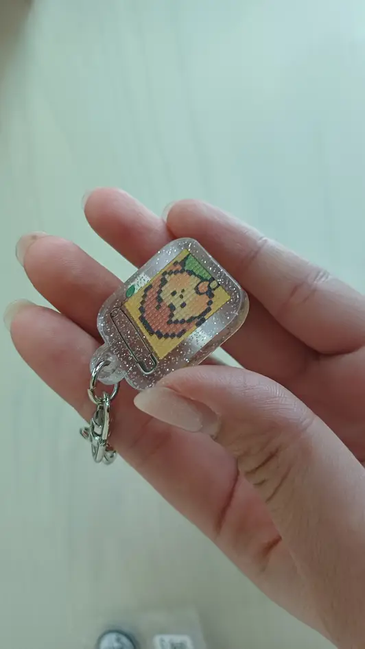 사각 아크릴 키링 (글리터) 30 x 36 mm 구매 제작 후기 단정한 사각 프레임 안에 좋아하는 사진을 넣으니 미니 액자 같은 느낌이라 너무 예뻐요. 사진 인쇄인데도 화질 저하 없이 아주 선명하게 나왔고, 배경의 글리터 펄이 사진을 더 돋보이게 해줍니다. 마감 처리가 깔끔해서 퀄리티가 정말 좋습니다. 작지만 확실한 행복을 주는 아이템이에요.
마플 서포터즈 활동의 일환으로 제품 제작을 제공받아 실제 사용 후 작성한 리뷰입니다. - 마플 리얼 후기 