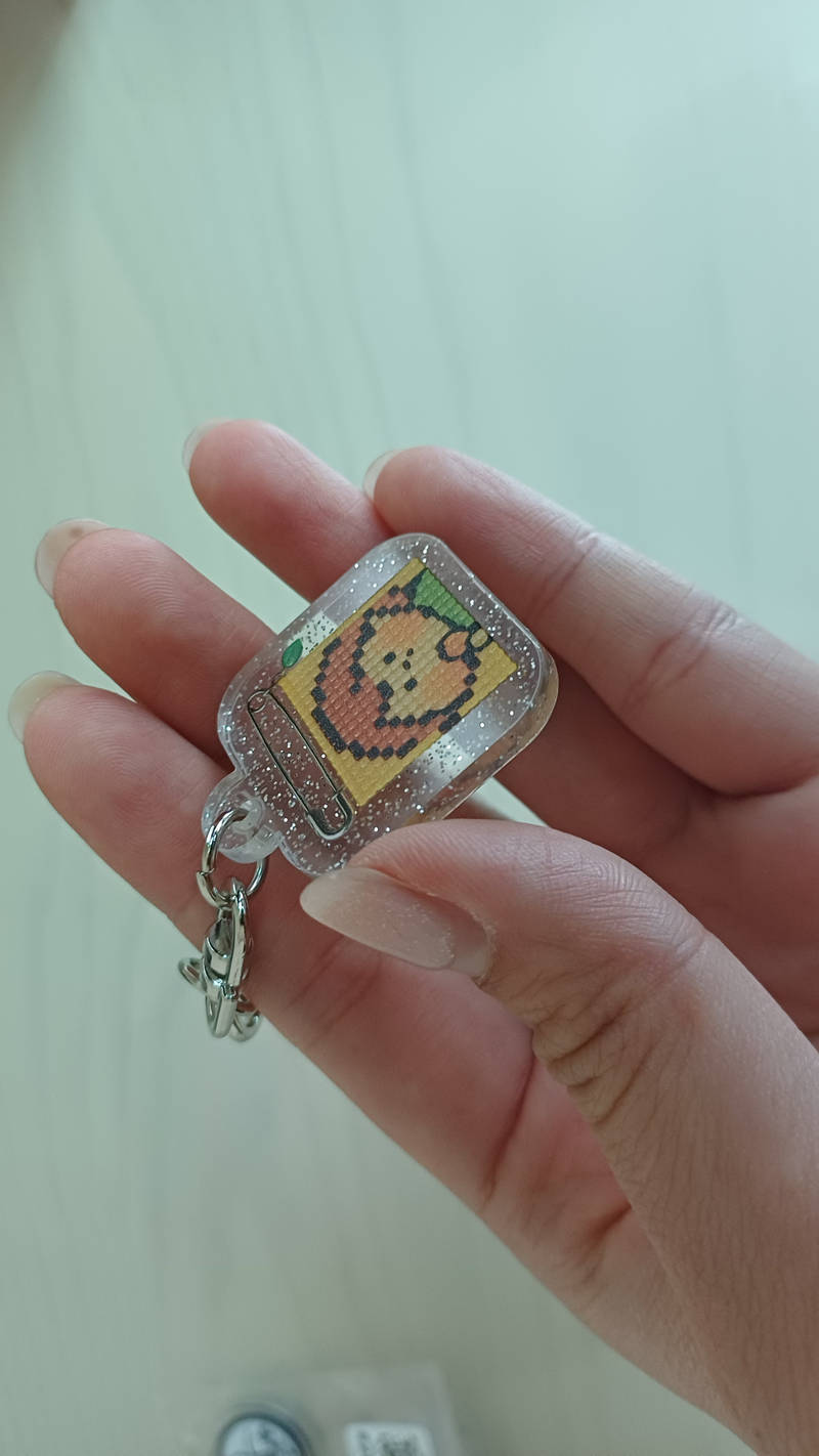 Square Acrylic Key Ring (Glitter) Purchased 11.81 x 14.17 inch 제작 후기 I put my favorite photo in a neat square frame and it feels like a mini picture frame, so it's so pretty. Even though it's a photo print, it came out very clear without any loss of quality, and the glitter pearl in the background makes the photo stand out more. The finishing is neat, so the quality is really good. It's a small but definite happiness item. 
This is a review written after actually using the product that was provided as part of the Maple Supporters activity.- 마플 리얼 후기