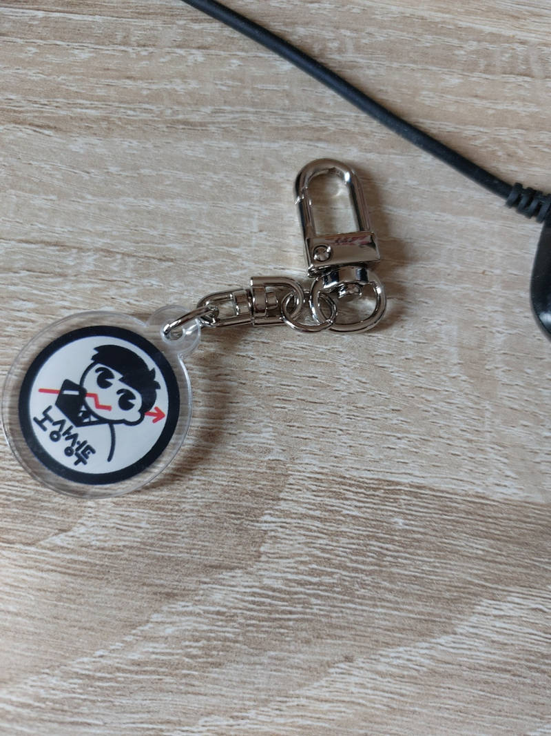 Circle Acrylic Key Ring (Clear) Purchased 11.81 x 14.17 inch 제작 후기 I made a transparent acrylic keychain that is the most basic yet has a clean charm. When I put the picture I designed on the transparent acrylic, it looks really pretty because it looks like only the picture is floating cleanly. The design stands out more because it is a circle that goes well anywhere, and it feels safe and sturdy because there are no corners. 
The printing quality is really important, and contrary to my worries that the colors would look pale, they were expressed very clearly and vividly. I was curious about the printing method before ordering, so I asked, and the CS representative kindly explained it to me while checking the picture file, so I could trust them. Next time, I definitely want to make it with my favorite picture. 
This is a review written after actually using the product that was provided as part of the Maple Supporters activity.- 마플 리얼 후기