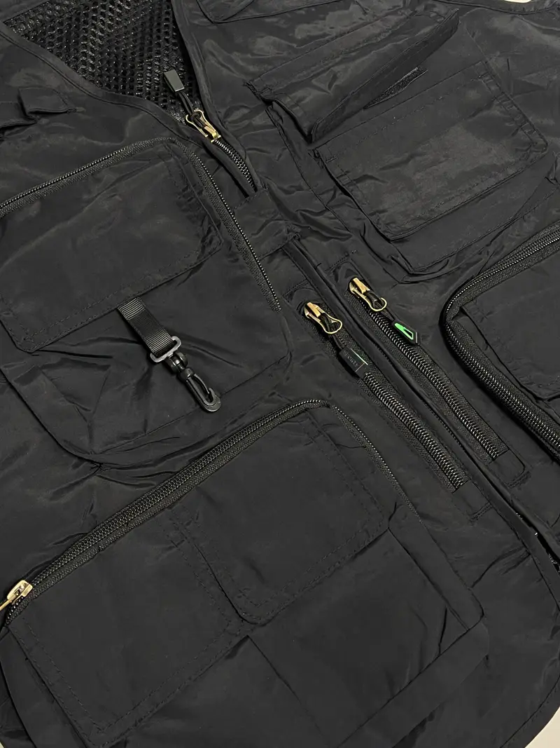 멀티 포켓 조끼 XL(105) 구매 제작 후기 요즘 아웃도어에 관심이 많아져 캠핑용으로 맞춰 주문했는데, 커스텀 인쇄 퀄리티가 정말 깔끔하게 나왔어요. 로고 선명도도 좋고, 작은 디테일까지 잘 표현돼서 기대 이상이었습니다. 조끼 자체도 수납공간이 넉넉해서 실용적이에요. 12개의 주머니 덕분에 가방 없이도 필요한 물건들을 챙기기 편하고, 메쉬 등판이라 덥거나 답답한 느낌이 전혀 없어요. 사이즈 관련 문의가 있었는데, CS 응대도 빠르고 친절해서 주문 과정이 수월했고 같이 캠핑가는 지인들과도 단체복으로 맞추고 싶을 만큼 만족스러운 제품이었습니다!
* 직원이 실제 사용 후 작성한 리뷰입니다.- 마플 리얼 후기