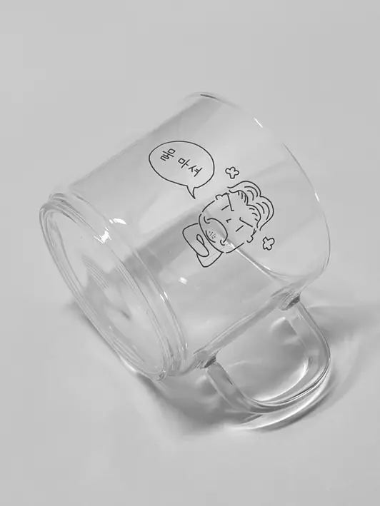 내열 블럭 머그컵 (410ml) 410ml 구매 제작 후기 물을 잘 마시지 않는 여자친구가 늘 걱정이었는데요. 예쁘고 손이 자주 갈 만한 컵이 있다면 조금이라도 물을 더 자주 마시지 않을까 하는 마음에 이 제품을 주문하게 되었어요. 제가 직접 그린 그림이고 얇은 선으로만 되어있어 인쇄 퀄리티가 떨어지지 않을까 걱정했었는데, 실물로 받아보니 놀라울정도로 선명하고 깔끔하게 잘 나온 것 같아 기대 이상으로 만족스럽습니다. 입구가 넓어서 얼음을 넣거나 세척할 때도 훨씬 편리하고, 컵 자체가 튼튼하고 내열성이 높아서 차가운 음료를 마시거나 따뜻한 차를 마실 때에도 문제없이 사용 가능하더라고요. 여름엔 얼음 넣어 시원하게 마시기에 좋고, 겨울엔 따뜻한 허브차 마시기에 딱인 것 같습니다. 쓰임새 있으면서도 개성 있는 선물을 원했는데 정말 딱 맞는 아이템인 것 같아요 :)
*직원이 실제 사용 후 작성한 리뷰입니다. - 마플 리얼 후기 