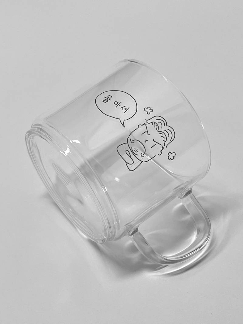  410ml 購入 제작 후기 水をよく飲まないガールフレンドがいつも心配でした。きれいで手がよく行くほどのカップがあれば少しでも水をもっと頻繁に飲まないかという気持ちでこの製品を注文することになりました。私が直接描いた絵で、細い線になっていて印刷クオリティが落ちないか心配していましたが、実物で受けてみると驚くほど鮮明でスッキリよく出てきたようで期待以上に満足です。入り口が広くて氷を入れたり洗ったりするときもずっと便利で、カップ自体が丈夫で耐熱性が高く、冷たい飲み物を飲んだり、温かいお茶を飲むときにも問題なく使用できました。夏には氷を入れて涼しく飲むのに良く、冬には暖かいハーブティーを飲むのにぴったりなようです。使い捨てながらも個性あるプレゼントが欲しかったのに本当にぴったりのアイテムだと思います:)
*スタッフが実際の使用後に作成したレビューです。- 마플 리얼 후기