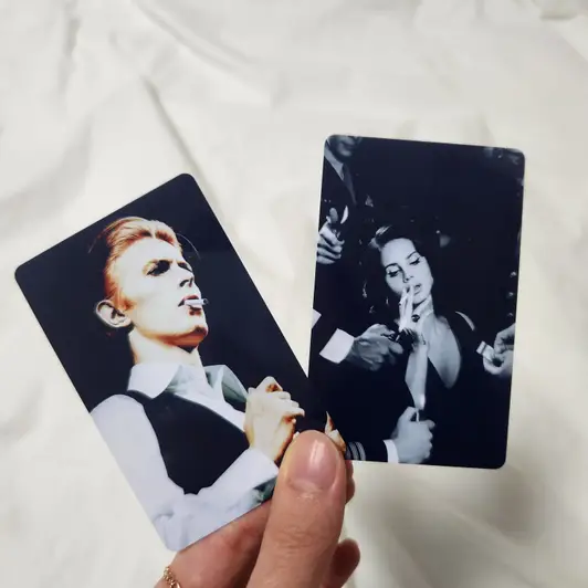 Vertical Photo Card  Purchased 2.1 x 3.4 inch 제작 후기 [Recording the life of a photocard… 🛸🛸🛸] 

As a result of the first production of the so-called ‘photocard’ object in ‘Maple’, the Earth manufacturing unit, it was judged that it was easy to access because it could be produced in one or two small units. In Earth terms… It was a very good choice! 

Despite providing low-quality data (I apologize… I didn’t have any good-quality photos during my lifetime), I expressed my infinite trust in Maple for producing high-quality prints. This was evaluated as the best decision in the 23 years of fandom history on Earth. Planet Earth with amazing technology. 

In addition, I would like to inform you that recommended sound wave data to Earthlings: David Bowie’s uncle👽 (Starman, Heroes), Queen Lana Del Rey 💋 (Love, Did You Know That There’s a Tunnel Under Ocean Blvd), etc. are must-sees. Due to lack of communication with fellow fandom members, I included the promotion in this report without thinking. 

Conclusion: My sister and I are planning to do some super-cosmic fandom. There is a will to perform a religious act called 'etiquette shot'. Willingness to order more exceeded 100%. Maple, you are the black hole of the photocard world (a compliment). 🛸✨ 

- That's it, the 'photocard' record of the alien lifeform dispatched from Bowie's planet is finished. - 마플 리얼 후기 