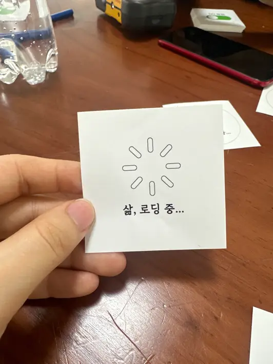 원형 리무버블 싱글 스티커 50 x 50 mm-리무버블아트지 90g-백색 추가 없음 구매 제작 후기 이번에 전시 굿즈로 리무버블 스티커를 주문했는데, 2장이 칼선이 잘 안되어있네요. ㅜㅜ 다른 것은 다 괜찮은데 아쉽네요 ㅜㅜ - 마플 리얼 후기 