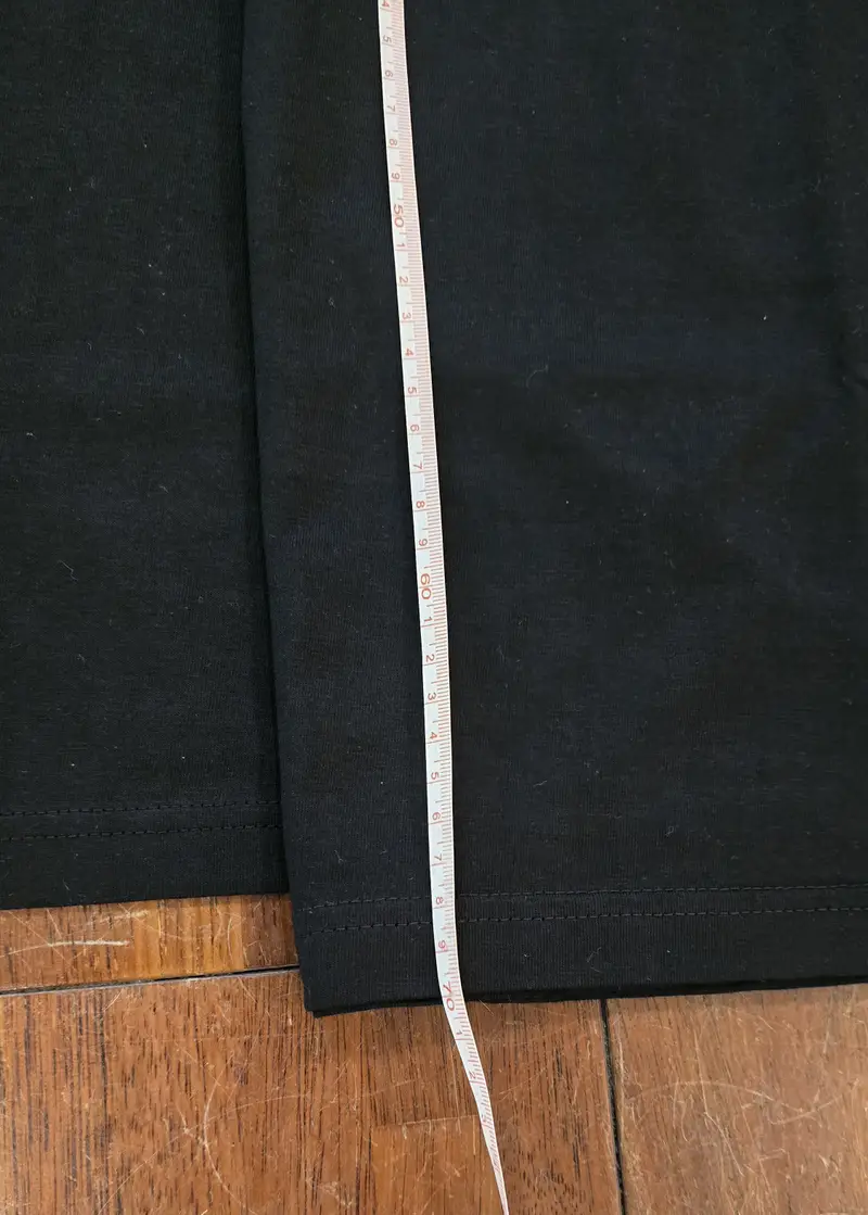 20수 Value 라운드 티셔츠(남녀공용) M(90) / L(95) 구매 제작 후기 큰 (L, XL, XXL) 사이즈 티셔츠 구입하시는 분들 꼭 참고해 주세요 :)
원단의 재질은 정말 부드럽고 좋습니다. 
M 사이즈 외에 다 총기장이 다 작게 왔더군요. (사진 참고-> 네이비 M 65cm, 아래 블랙 L 67cm)

<받은 티셔츠 사이즈 오차들>
라지 : 총기장 : 69.5 -> 67 cm
엑스라지 : 총기장 73 -> 68~69 cm , 소매 24-> 22 cm
2엑스라지 : 총기장 76.5 -> 72.5 cm, 소매 25-> 24 cm

전화로 문의를 하고, 메일로 보내달라고 하셔서, 
첨부파일로 사진을 보내어 문의를 했을 때 온 답변 (사이트 내 기재된 내용처럼 1~3cm 오차 범위) 안에 든다고 L 사이즈는 불량이 아니라고 하더라고요? 1cm~1.5cm도 아니고 2~2.5cm는 문제라고 생각 드는데,

상담원분께서 "확인하시고 회수해서 다시 체크했을 때 오차 범위 안에 들면, 저에게 반품 택배비를 지불해야 한다고 고지 하시더라고요"
정말 최악에 응답이었습니다.
결국 L 사이즈를 구입하시는 분들이 길이가 짧음을 감당하기로 했고, 실제로 3cm 이상 차이 나는 XL, XXL 반품했고,
사이즈 불량으로 확인이 나와서 재제작 진행했습니다.

그리고 새로 제작되어 받은 티셔츠 중, XL 1장이 70cm 이더라고요? ( 3cm 차이, 사이트 설명에 오차범위라고 불량 아니라고 하시겠죠?.. )

큰 사이즈를 구매하시는 분들은 신체적으로 키가 크시고, 풍채가 있는 분들도 있습니다. 
길이가 짧게 고지 되어있으면 참고해서 더 큰 사이즈를 구입했겠죠? 
그럼 사이트에 기장이 작게 제작되어 출고된다는 명시를 해야, 그걸 참고해서 주문할텐데, 그런 이야기가 없는게 말이 되나요?
마플에서 구입하면 제작이 좋고 편하다는 이야기를 듣고 첫 구입인데, 실망 했습니다.

상담 센터 담당자분과 마지막으로 전화를 나눴던 멘트가 아직도 기억에 남네요.
저희 티만 작게 나온 것인지, 아니면 원래 이 사이즈로 제작되어 나오게 되는 건지에 대해서 여쭤봤는데,
"다른 재고들을 확인해 보니, 엇비슷하거나 1~2센티 긴 것들도 있어서, 제작 시기에 따라 사이즈가 달라지니 이 부분 나중에 참고하셔서 사이즈를 업하셔서 구입하시면 좋으실 거 같다" 하시더라고요.
엇비슷하고 사이즈가 긴 것도 있는데, 왜 사이즈 업하셔서 주문하라고 하는지 말에 앞뒤가 맞지 않더군요.
(24개 구입 중에 하나라도 기장이 길게 나온것은 없었습니다.)
- 마플 리얼 후기