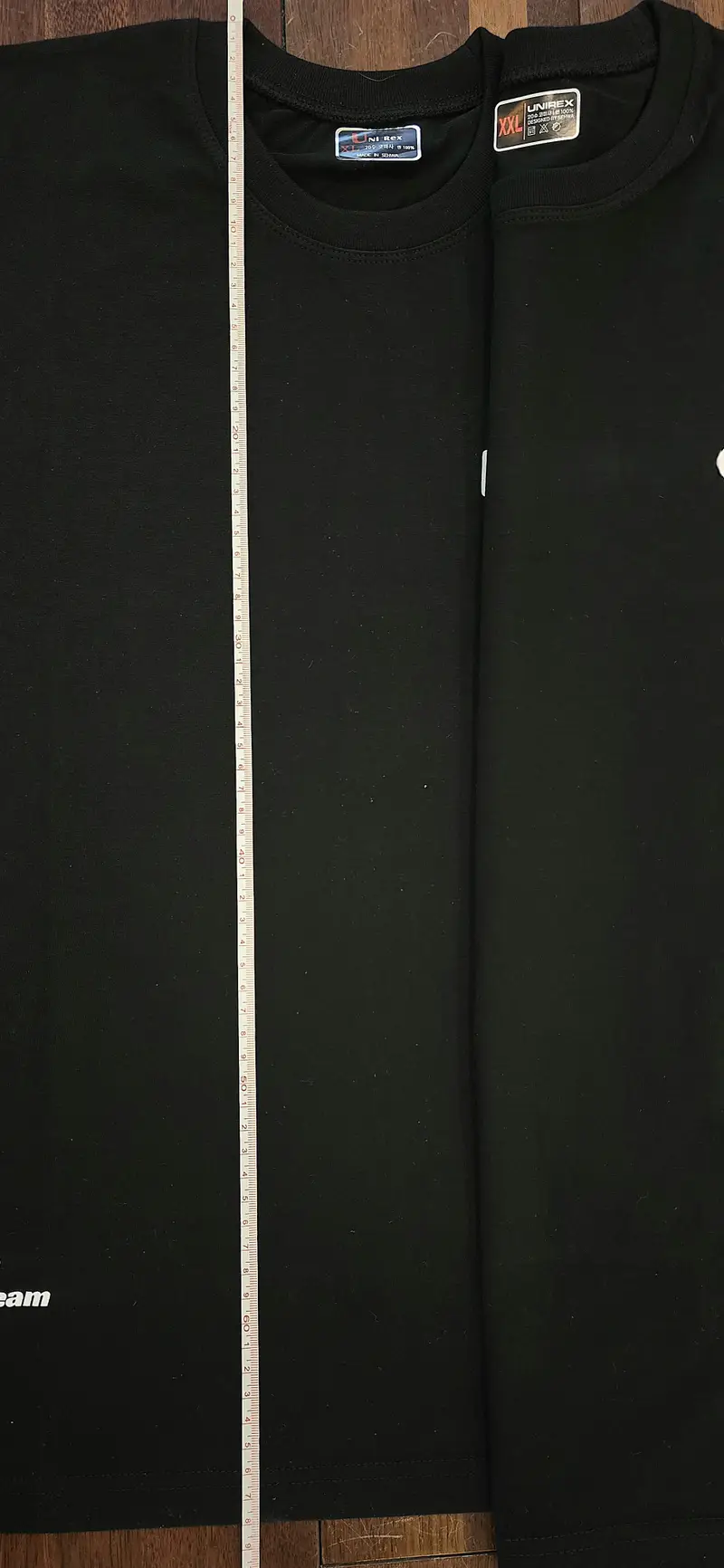 20수 Value 라운드 티셔츠(남녀공용) M(90) / L(95) 구매 제작 후기 큰 (L, XL, XXL) 사이즈 티셔츠 구입하시는 분들 꼭 참고해 주세요 :)
원단의 재질은 정말 부드럽고 좋습니다. 
M 사이즈 외에 다 총기장이 다 작게 왔더군요. (사진 참고-> 네이비 M 65cm, 아래 블랙 L 67cm)

<받은 티셔츠 사이즈 오차들>
라지 : 총기장 : 69.5 -> 67 cm
엑스라지 : 총기장 73 -> 68~69 cm , 소매 24-> 22 cm
2엑스라지 : 총기장 76.5 -> 72.5 cm, 소매 25-> 24 cm

전화로 문의를 하고, 메일로 보내달라고 하셔서, 
첨부파일로 사진을 보내어 문의를 했을 때 온 답변 (사이트 내 기재된 내용처럼 1~3cm 오차 범위) 안에 든다고 L 사이즈는 불량이 아니라고 하더라고요? 1cm~1.5cm도 아니고 2~2.5cm는 문제라고 생각 드는데,

상담원분께서 "확인하시고 회수해서 다시 체크했을 때 오차 범위 안에 들면, 저에게 반품 택배비를 지불해야 한다고 고지 하시더라고요"
정말 최악에 응답이었습니다.
결국 L 사이즈를 구입하시는 분들이 길이가 짧음을 감당하기로 했고, 실제로 3cm 이상 차이 나는 XL, XXL 반품했고,
사이즈 불량으로 확인이 나와서 재제작 진행했습니다.

그리고 새로 제작되어 받은 티셔츠 중, XL 1장이 70cm 이더라고요? ( 3cm 차이, 사이트 설명에 오차범위라고 불량 아니라고 하시겠죠?.. )

큰 사이즈를 구매하시는 분들은 신체적으로 키가 크시고, 풍채가 있는 분들도 있습니다. 
길이가 짧게 고지 되어있으면 참고해서 더 큰 사이즈를 구입했겠죠? 
그럼 사이트에 기장이 작게 제작되어 출고된다는 명시를 해야, 그걸 참고해서 주문할텐데, 그런 이야기가 없는게 말이 되나요?
마플에서 구입하면 제작이 좋고 편하다는 이야기를 듣고 첫 구입인데, 실망 했습니다.

상담 센터 담당자분과 마지막으로 전화를 나눴던 멘트가 아직도 기억에 남네요.
저희 티만 작게 나온 것인지, 아니면 원래 이 사이즈로 제작되어 나오게 되는 건지에 대해서 여쭤봤는데,
"다른 재고들을 확인해 보니, 엇비슷하거나 1~2센티 긴 것들도 있어서, 제작 시기에 따라 사이즈가 달라지니 이 부분 나중에 참고하셔서 사이즈를 업하셔서 구입하시면 좋으실 거 같다" 하시더라고요.
엇비슷하고 사이즈가 긴 것도 있는데, 왜 사이즈 업하셔서 주문하라고 하는지 말에 앞뒤가 맞지 않더군요.
(24개 구입 중에 하나라도 기장이 길게 나온것은 없었습니다.)
- 마플 리얼 후기