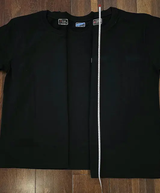 20수 Value 라운드 티셔츠(남녀공용) M(90) / L(95) 구매 제작 후기 큰 (L, XL, XXL) 사이즈 티셔츠 구입하시는 분들 꼭 참고해 주세요 :)
원단의 재질은 정말 부드럽고 좋습니다. 
M 사이즈 외에 다 총기장이 다 작게 왔더군요. (사진 참고-> 네이비 M 65cm, 아래 블랙 L 67cm)

<받은 티셔츠 사이즈 오차들>
라지 : 총기장 : 69.5 -> 67 cm
엑스라지 : 총기장 73 -> 68~69 cm , 소매 24-> 22 cm
2엑스라지 : 총기장 76.5 -> 72.5 cm, 소매 25-> 24 cm

전화로 문의를 하고, 메일로 보내달라고 하셔서, 
첨부파일로 사진을 보내어 문의를 했을 때 온 답변 (사이트 내 기재된 내용처럼 1~3cm 오차 범위) 안에 든다고 L 사이즈는 불량이 아니라고 하더라고요? 1cm~1.5cm도 아니고 2~2.5cm는 문제라고 생각 드는데,

상담원분께서 "확인하시고 회수해서 다시 체크했을 때 오차 범위 안에 들면, 저에게 반품 택배비를 지불해야 한다고 고지 하시더라고요"
정말 최악에 응답이었습니다.
결국 L 사이즈를 구입하시는 분들이 길이가 짧음을 감당하기로 했고, 실제로 3cm 이상 차이 나는 XL, XXL 반품했고,
사이즈 불량으로 확인이 나와서 재제작 진행했습니다.

그리고 새로 제작되어 받은 티셔츠 중, XL 1장이 70cm 이더라고요? ( 3cm 차이, 사이트 설명에 오차범위라고 불량 아니라고 하시겠죠?.. )

큰 사이즈를 구매하시는 분들은 신체적으로 키가 크시고, 풍채가 있는 분들도 있습니다. 
길이가 짧게 고지 되어있으면 참고해서 더 큰 사이즈를 구입했겠죠? 
그럼 사이트에 기장이 작게 제작되어 출고된다는 명시를 해야, 그걸 참고해서 주문할텐데, 그런 이야기가 없는게 말이 되나요?
마플에서 구입하면 제작이 좋고 편하다는 이야기를 듣고 첫 구입인데, 실망 했습니다.

상담 센터 담당자분과 마지막으로 전화를 나눴던 멘트가 아직도 기억에 남네요.
저희 티만 작게 나온 것인지, 아니면 원래 이 사이즈로 제작되어 나오게 되는 건지에 대해서 여쭤봤는데,
"다른 재고들을 확인해 보니, 엇비슷하거나 1~2센티 긴 것들도 있어서, 제작 시기에 따라 사이즈가 달라지니 이 부분 나중에 참고하셔서 사이즈를 업하셔서 구입하시면 좋으실 거 같다" 하시더라고요.
엇비슷하고 사이즈가 긴 것도 있는데, 왜 사이즈 업하셔서 주문하라고 하는지 말에 앞뒤가 맞지 않더군요.
(24개 구입 중에 하나라도 기장이 길게 나온것은 없었습니다.)
 - 마플 리얼 후기 
