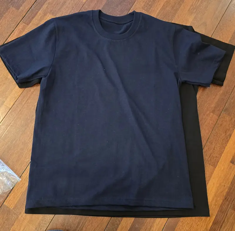 20수 Value 라운드 티셔츠(남녀공용) M(90) / L(95) 구매 제작 후기 큰 (L, XL, XXL) 사이즈 티셔츠 구입하시는 분들 꼭 참고해 주세요 :)
원단의 재질은 정말 부드럽고 좋습니다. 
M 사이즈 외에 다 총기장이 다 작게 왔더군요. (사진 참고-> 네이비 M 65cm, 아래 블랙 L 67cm)

<받은 티셔츠 사이즈 오차들>
라지 : 총기장 : 69.5 -> 67 cm
엑스라지 : 총기장 73 -> 68~69 cm , 소매 24-> 22 cm
2엑스라지 : 총기장 76.5 -> 72.5 cm, 소매 25-> 24 cm

전화로 문의를 하고, 메일로 보내달라고 하셔서, 
첨부파일로 사진을 보내어 문의를 했을 때 온 답변 (사이트 내 기재된 내용처럼 1~3cm 오차 범위) 안에 든다고 L 사이즈는 불량이 아니라고 하더라고요? 1cm~1.5cm도 아니고 2~2.5cm는 문제라고 생각 드는데,

상담원분께서 "확인하시고 회수해서 다시 체크했을 때 오차 범위 안에 들면, 저에게 반품 택배비를 지불해야 한다고 고지 하시더라고요"
정말 최악에 응답이었습니다.
결국 L 사이즈를 구입하시는 분들이 길이가 짧음을 감당하기로 했고, 실제로 3cm 이상 차이 나는 XL, XXL 반품했고,
사이즈 불량으로 확인이 나와서 재제작 진행했습니다.

그리고 새로 제작되어 받은 티셔츠 중, XL 1장이 70cm 이더라고요? ( 3cm 차이, 사이트 설명에 오차범위라고 불량 아니라고 하시겠죠?.. )

큰 사이즈를 구매하시는 분들은 신체적으로 키가 크시고, 풍채가 있는 분들도 있습니다. 
길이가 짧게 고지 되어있으면 참고해서 더 큰 사이즈를 구입했겠죠? 
그럼 사이트에 기장이 작게 제작되어 출고된다는 명시를 해야, 그걸 참고해서 주문할텐데, 그런 이야기가 없는게 말이 되나요?
마플에서 구입하면 제작이 좋고 편하다는 이야기를 듣고 첫 구입인데, 실망 했습니다.

상담 센터 담당자분과 마지막으로 전화를 나눴던 멘트가 아직도 기억에 남네요.
저희 티만 작게 나온 것인지, 아니면 원래 이 사이즈로 제작되어 나오게 되는 건지에 대해서 여쭤봤는데,
"다른 재고들을 확인해 보니, 엇비슷하거나 1~2센티 긴 것들도 있어서, 제작 시기에 따라 사이즈가 달라지니 이 부분 나중에 참고하셔서 사이즈를 업하셔서 구입하시면 좋으실 거 같다" 하시더라고요.
엇비슷하고 사이즈가 긴 것도 있는데, 왜 사이즈 업하셔서 주문하라고 하는지 말에 앞뒤가 맞지 않더군요.
(24개 구입 중에 하나라도 기장이 길게 나온것은 없었습니다.)
- 마플 리얼 후기
