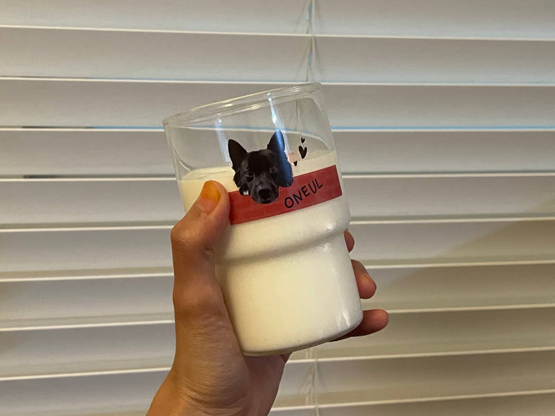  390ml 購入 제작 후기 私は最近朝ドリンクヨーグルトをよくカップに入れて食べるのに、この耐熱ブロックカップがそのルーチンをはるかに気持ちよく作ってくれました🍓ヨーグルトのように内容物が白日時カップに印刷されたシアンがより鮮明に見えて視覚的にもかなり満足度が高かったです！カップの壁面に印刷した私の家の子犬の顔が飲み物の上に少し上がってくる姿がとてもかわいいです🐶💘

何よりも、写真がこんなに高品質で印刷されるとは思わなかった。解像度も本当に鮮明で元の写真がそのまま生きていますよ📸カップ自体は艶消し感ではなく、澄んで清潔なガラス材質なので、より清涼で思ったより軽くて丈夫で使用する負担がなかったんですよ。
また-10度から150度まで耐熱なのでコーヒーも気軽に飲めました☕カップの下側が少し入っている構造なのでスタッキングする時も安定的に積み重ねます！収納の心配も少なかった👍

何より一番良かったのは「自分だけのグッズ」という点！日常の中で大切な存在がいつも隣にある気分が入り、ずっと使いたいと思います🥹💛 次は友達のプレゼント用にも作ってみたいです！

*スタッフが実際の使用後に作成したレビューです。- 마플 리얼 후기