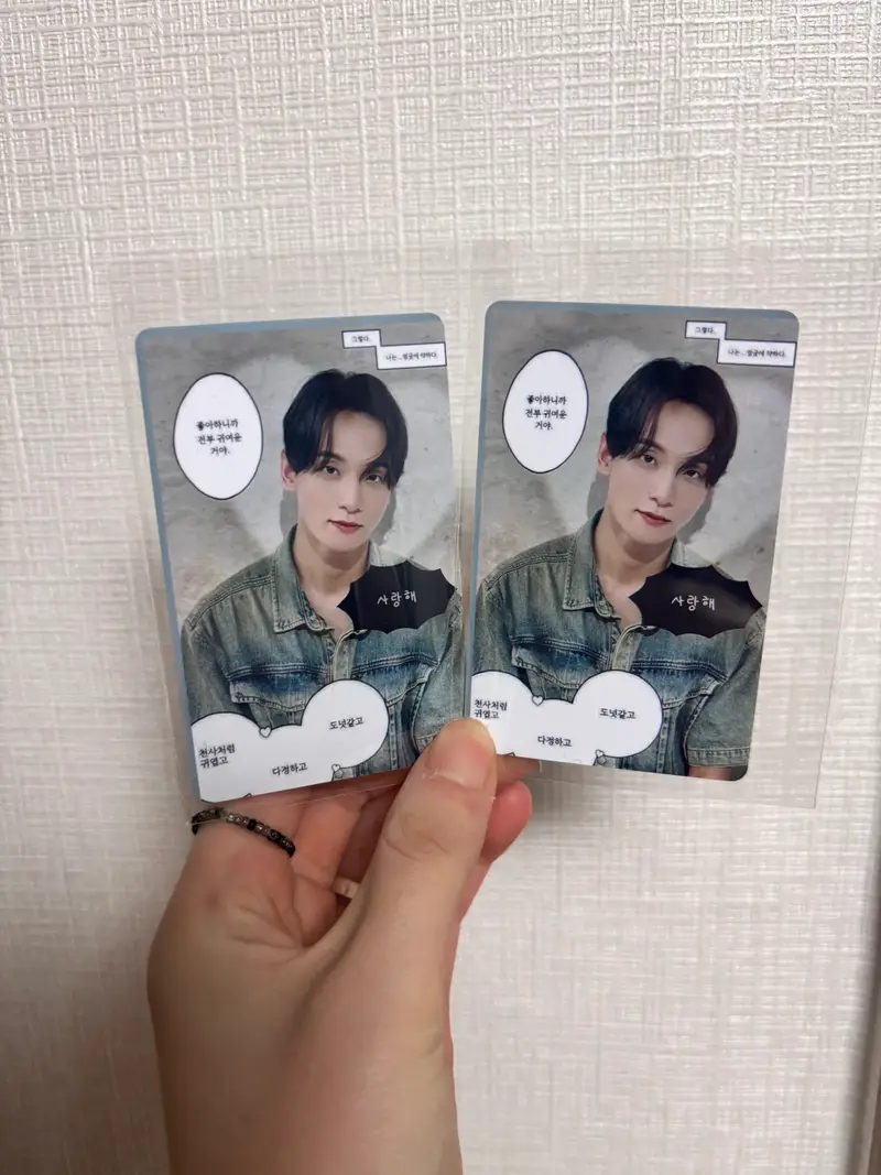 Vertical Photo Card  Purchased 2.1 x 3.4 inch 제작 후기 저번에 포토카드에 흰 부분이 어느정도 밀릴 수 있다고 공지 받아서 뭐가 어떻게 밀린다는건지 대충 모르겠지만 그러려니 하고 받았는데 너무 밀려있어서 사비로 또 주문을 했는데 이번에는 그냥 공지도 없이 사진처럼 포카가 왔네요... ㅎㅎ 옷이나 키링같은 경우는 괜찮았는데 포카는 주문을 안 할 것 같아요. 별개로 포카 두께나 퀄리티는 괜찮아요.- 마플 리얼 후기
