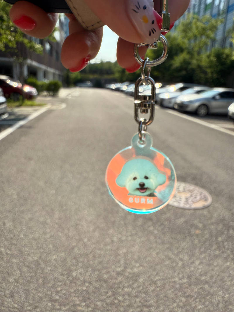 Circle Acrylic Key Ring (Aurora) Purchased 11.81 x 14.17 inch 제작 후기 I was worried that the Aurora keyring would reflect too much or have too much coating, so the printing would be blurry, but I was amazed at the quality because our dog's face was printed so clearly and cutely. I put it on my car key and I'm happy every day looking at the keyring. You can put a regular photo in it, but I put only the face on the keyring and it looks really cute. Since I chose Aurora, it sparkles so much that it's fun to look at it from various angles. I should have made several and hung them here and there. When I inquired about the product, the Maple CS team was also very kind and responded, which touched me. I think I want to order again next time. 

*This is a review written after actually using the product that was provided as part of the Maple Supporters activity.- 마플 리얼 후기