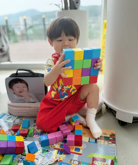 Square Lunch Bag Purchased One 제작 후기 The custom lunch bag is reasonably priced and has a zipper on the front, so it has a lot of storage space. I made it with a face for my son who is very narcissistic, and he carries it around every day! If it could be transformed into a crossbody bag, I think I would have used it as a school bag. I am very satisfied with the excellent printing quality and the colors are very similar to the original. I was always impressed by the kindness of the CS team, and thanks to them, I am looking forward to my next order. 
*This is a review written after actually using the product that was provided as part of the Maple Supporters activity. 
 - 마플 리얼 후기 