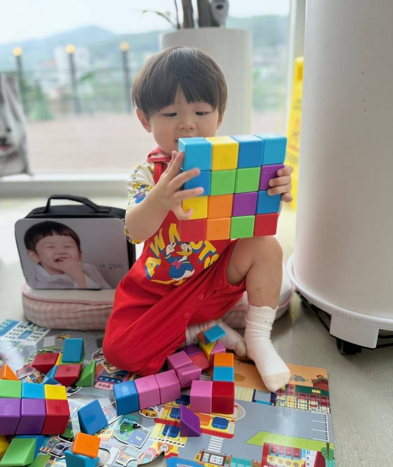 Square Lunch Bag Purchased One 제작 후기 The custom lunch bag is reasonably priced and has a zipper on the front, so it has a lot of storage space. I made it with a face for my son who is very narcissistic, and he carries it around every day! If it could be transformed into a crossbody bag, I think I would have used it as a school bag. I am very satisfied with the excellent printing quality and the colors are very similar to the original. I was always impressed by the kindness of the CS team, and thanks to them, I am looking forward to my next order. 
*This is a review written after actually using the product that was provided as part of the Maple Supporters activity. 
- 마플 리얼 후기