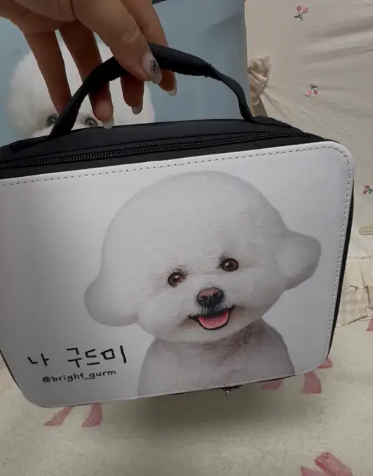 Square Lunch Bag Purchased One 제작 후기 I made it to store dog supplies, but the response from people around me is even more enthusiastic. The price is also reasonable, so I highly recommend this product!! It is a bag with such high completion that some people say they want their dog's goods. It also has an internal waterproof function, so it is perfect for putting ice packs, snacks, and food in it when it's hot like these days. I took an ID photo with a white background before, so I put that photo in and it was printed really neatly. I was impressed by the quality because each and every expression of the dog was printed in detail. The Maple customer center was also really kind and responded quickly, so I was able to make a pleasant purchase. I will definitely use it again next time. 
*This is a review written after actually using the product after receiving it as part of the Maple supporter activity. - 마플 리얼 후기 
