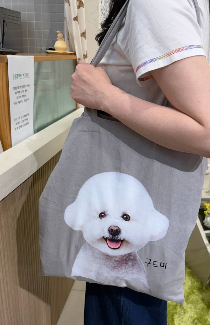 Linen Eco Bag Purchased ONE 제작 후기 The gray eco bag is perfect for a daily bag! A foreigner passing by said it was cute. One side had a big puppy face and the other side had a pattern printed on it, but it was cute no matter which way I put it! I think it was a good idea to request different printing on both sides. I was surprised that the quality of the maple printing was clearer than I expected. I was especially impressed by how vivid the puppy's eyes were. I was grateful that they kindly guided me every time I asked questions. I want to use it again! *This is a review written after actually using the product that was provided as part of the Maple Supporters activity.- 마플 리얼 후기
