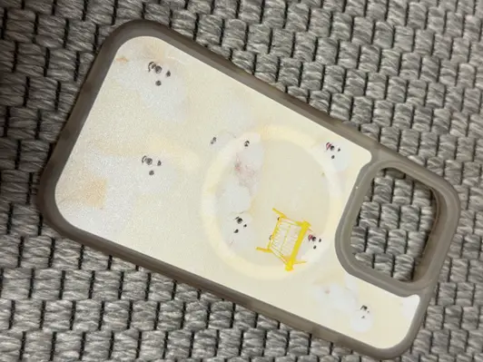 아이폰 16 PRO 맥세이프 젤하드 케이스 7.5 x 15 cm 구매 제작 후기 견주라면 필수제품이 내새꾸 핸드폰케이스죠! 저는 핸드폰을 잘 떨구는 편이라서 튼튼한 케이스를 선호하는데 마플 아이폰 16pro 맥세이프 젤하드케이스는 진짜 튼튼해요! 밝은색이라 걱정했는데 특수코팅 처리 되었는지 때도 안타고 아주 만족스러워요. 맥세이프 기능 덕분에 차에서 쓰는 거치대에도 핸드폰 잘 붙어 있어요. 강아지의 다양한 모습들을 넣어서 보는 재미도 쏠쏠하고 우리 강아지 사진이 마치 작품처럼 인쇄돼서 너무 만족스러워요. CS팀도 언제나 친절하고 꼼꼼하게 응대해주셔서 신뢰가 생겼어요. 다른 제품도 하나씩 만들어보고 싶어요.
 *마플 서포터즈 활동의 일환으로 제품 제작을 제공받아 실제 사용 후 작성한 리뷰입니다.
 - 마플 리얼 후기 