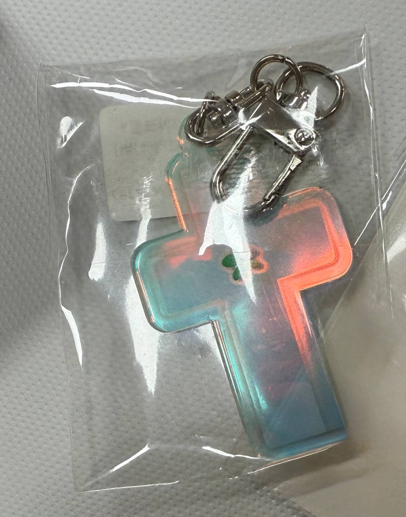 Custom Acrylic Key Ring (Aurora) Purchased 15.75 x 25.98 inch 제작 후기 I've been looking around a lot to make keychains, but there's no site that makes it as simple as this! Other sites have the inconvenience of having to draw them yourself with an illustration, but here, you just need to input a photo and they'll make it just the way you want, so it's great! It came in a really pretty aurora color!- 마플 리얼 후기