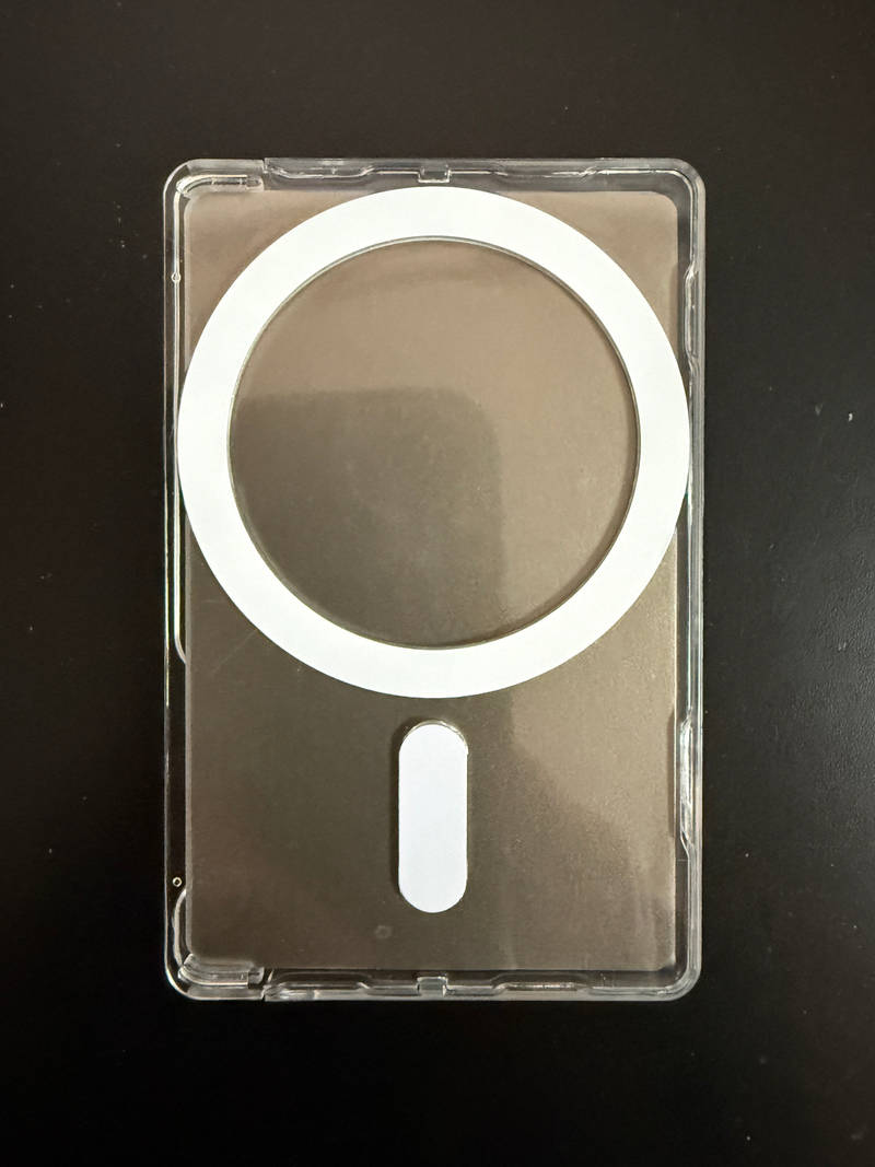 맥세이프 투명 카드 지갑 5.8 x 9.1 cm 구매 제작 후기 마플에서 파는 투명 카드 홀더에 비해 카드 수납공간이 적긴 하지만 키드를 잡아주는 홀더가 있어서 카드를 꽉 잡아주니까 덜 불안하고 더 좋은 것 같습니다- 마플 리얼 후기